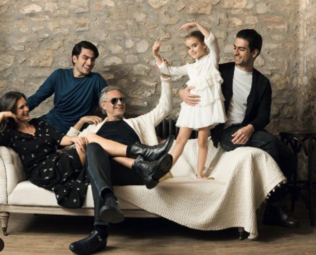 Andrea Bocelli ma przystonjego syna Amosa