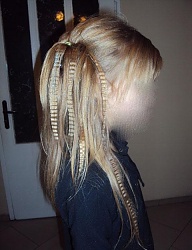 Ciekawe karbowanie na blond włosach
