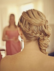 Upięcia wieczorowe: Urocza blond fryzura z warkoczem