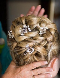 Ślubne upięcie z blond włosów