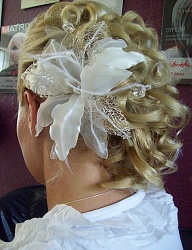 Fryzury Średnie Ślubne Kręcone Upięcie Blond - 1325761