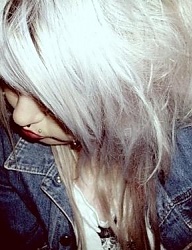 Fryzury Średnie Alternatywne EMO Blond - 1091338
