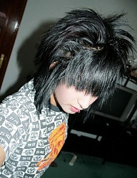 Fryzury Średnie Alternatywne EMO - 74063