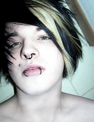Fryzury Średnie Alternatywne EMO - 708584