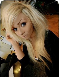 Średniej długości, wytapirowane, blond włosy