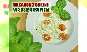 Makaron z cukinii w sosie serowym z pomidorkami