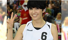 Tatiana Okupnik wróciła na scenę całkowicie odmieniona! Modna grzywka i "pejsy". Poznajecie ją jeszcze?