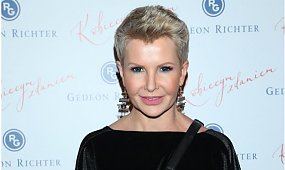 Joanna Racewicz w tym kombinezonie zaliczyła WPADKĘ? "Fatalnie marszczy się w kroku. Co to za pomysł?"