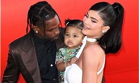 Stormi Webster zaliczyła debiut na ściance. Na niektórych zdjęciach widać, że jest BLISKA płaczu...