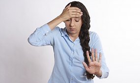 Nowotwór krwi bywa podstępny. Oto 11 objawów, które powinny Cię zaniepokoić