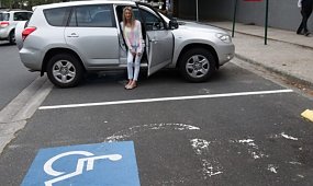 Kobieta parkuje na miejscu dla niepełnosprawnych i dostaje liścik. Treść tylko dla osób o mocnych nerwach