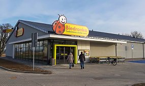 Biedronka wprowadza kolejne udogodnienia. Tym razem chce pomóc seniorom