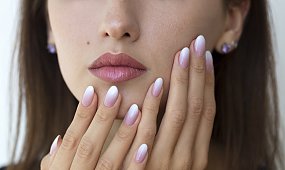 Jak zrobić paznokcie hybrydowe ombre? Manicure z efektem cieniowania krok po kroku