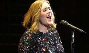 Bardzo szczupła Adele pozuje w mini, podkreślając chude nogi. Fani: "SZOK! Jak modelka!"