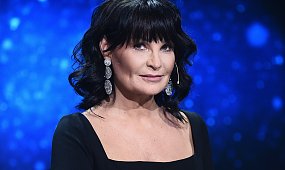 57-letnia Iwona Pavlović bez grama MAKIJAŻU ścina włosy męża. "Nie poznałam tej starszej Pani" - ktoś napisał