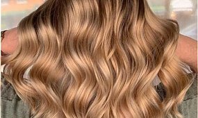 Miodowy blond - komu pasuje? Jak uzyskać ten modny kolor włosów?