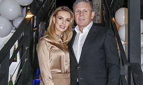 Paparazzi uchwycili Izabelę Janachowską z mężem i synkiem na spacerze. Synek w wózku za kilka tys. zł