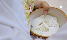Teść przyniósł na komunię mojego syna wódkę i wino. Zamiast miłego spotkania była awantura