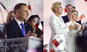 Agata Duda i Kinga Duda w takich samych kreacjach. Internauci patrzą na ich makijaż