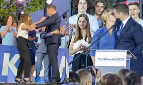 Rafał Trzaskowski w sztabie z żoną i z dziećmi. 16-letnia córka to jego kopia!