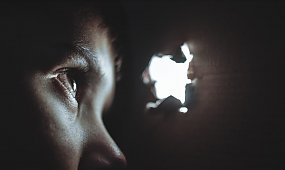 Rodzice zastępczy katowali dzieci. Używali do tego tłuczka. Mężczyzna był wcześniej księdzem