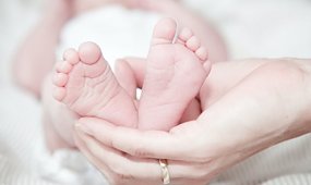 Chłopiec urodził się ze śnieżnobiałymi włosami. Lekarze bardzo szybko wyjaśnili, co spotkało maluszka