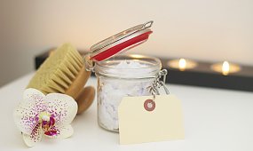 Sprawdzone kosmetyki na rozstępy i cellulit - jak skutecznie ujędrnić swoje ciało?