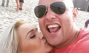 Dominik Abou-Khadra pokazał żonę w czerwonym bikini. Wygląda jak Pamela w "Słonecznym Patrolu"