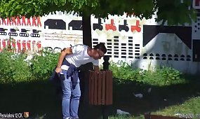"Rzetelne" dziennikarstwo TVP. Reporter rozrzucał papiery, by zrobić materiał o zaśmieconym placu