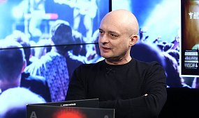 Kiedyś buntownik, gwiazda punkowej sceny, ikona. Dziś oddany pracownik publicznych mediów