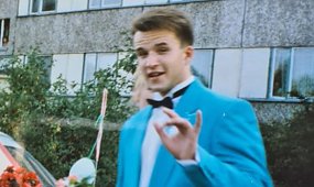 Poznajecie tego aktora? Na zdjęciu sprzed 26 lat nie przypomina kompletnie siebie! Kto to jest?