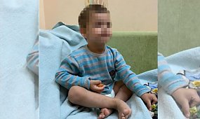 Trzyletnie dziecko zostawione samo w domu bez jedzenia i opieki. Matka wyjechała na urlop