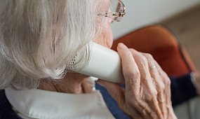POMAGAMY: Jeśli znasz samotnie mieszkających seniorów przekaż im ten numer