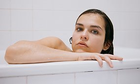 Jak poprawnie myć włosy w domu, aby o nie dbać od podstaw?