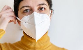 Co to jest maskne i jak się tego skutecznie pozbyć?