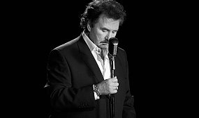 Pieniądze po Krawczyku zamrożone od 5 lat. Wdowa i syn artysty wciąż walczą, a ZAiKS mówi "stop". Lichtman: "To duża sumka"