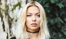 Jak nosić choker? Poznaj pomysły na modne stylizacje