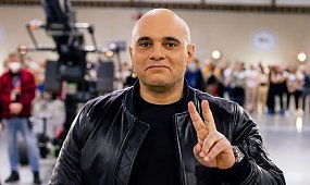 Dominik Abus z "Gogglebox" pokazał zdjęcie sprzed lat. Celebryta zaprezentował się z gęstymi włosami [zdjęcia]