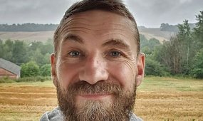 Przemysław Kossakowski odciął się od social mediów. Czym dziś zajmuje się 54-latek?