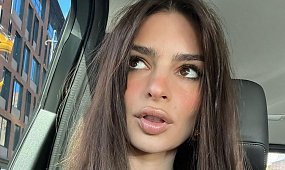 Emily Ratajkowski w mikroskopijnych trójkącikach pręży się przed obiektywem. Nie sposób oderwać od niej wzroku [zdjęcie]