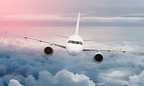 Pękła szyba w samolocie Ryanair. Pasażer wyssany przez okno, świadek przerywa milczenie