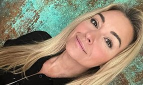 Ciemne włosy, skóra i motocykl. Martyna Wojciechowska pokazała, jaka była w latach 90 [dużo zdjęć]