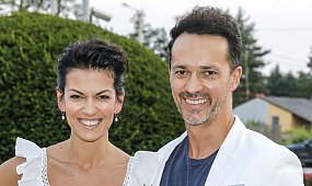 Granatowa suknia odsłoniła za dużo? Internauci bez litości dla stylizacji 14-letniej córki gwiazd [wideo]