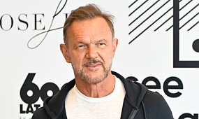 Cezary Pazura po latach pod budynkiem z "13 Posterunku". Wyjawił prawdę, która wbija w fotel: "Nigdy w życiu tu nie byłem" [wideo]