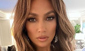 57-letnia Jennifer Lopez rozebrała się do bielizny retro. Fani oszaleli: "Jesteś boginią" [zdjęcie]