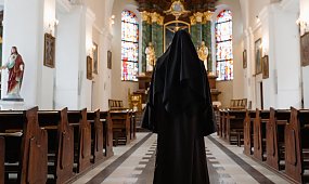 Ujawniono zarobki polskich zakonnic! Zarabiają tysiące na etacie, ale na zakupy muszą prosić przełożoną