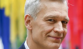 Michał Żebrowski bez ubrań serwuje obiad. Fani pieją z zachwytu nad formą 54-latka [zdjęcia]
