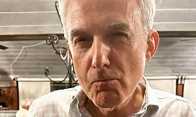 Hubert Urbański kompletnie odmieniony. Prowadzący "Milionerów" postawił na fryzurę "na grzybka". Fani nie gryzą się w język: "Co pan ze sobą zrobił?!" [zdjęcie]