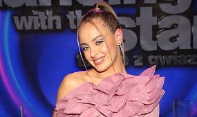 Wiktoria Gąsiewska wypięła rozgogolony tył na tarasie w mikroskopijnym bikini. Towarzyszy jej ktoś wyjątkowy: "Szczęśliwe dzieciaki" [zdjęcie]