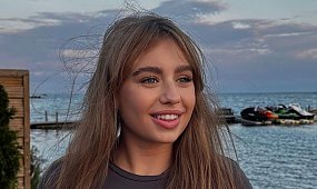 Oliwia Bieniuk w negliżu pląsa po plaży. Ależ ona ma figurę [zdjęcia]